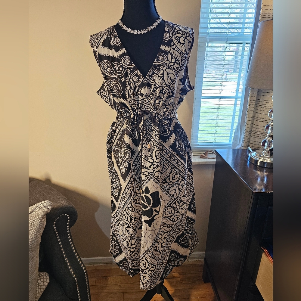 Old Navy Black & White Paisley Wrap Midi Dress